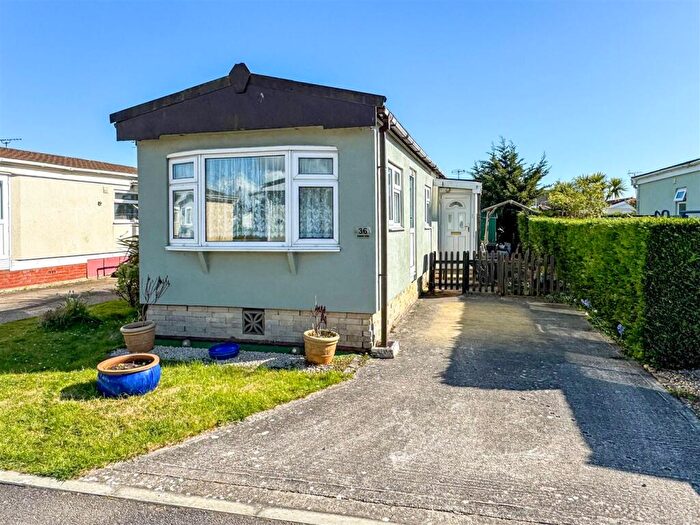 2 Bedroom Park Home For Sale In Thornlea Park, Wick, Littlehampton, BN17