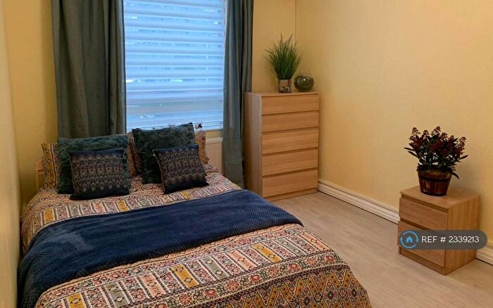 3 Bedroom Flat To Rent In Gower House, London, SE17