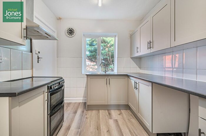 3 Bedroom Flat To Rent In Hurst Avenue, Worthing, West Sussex, BN11