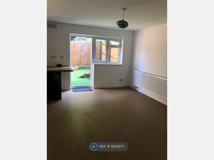 2 Bedroom Maisonette To Rent In Meadow Gardens, Buckingham, MK18
