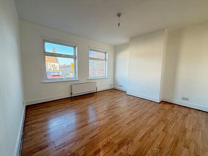 2 Bedroom Flat To Rent In Forest Road, Walthamstow, E17