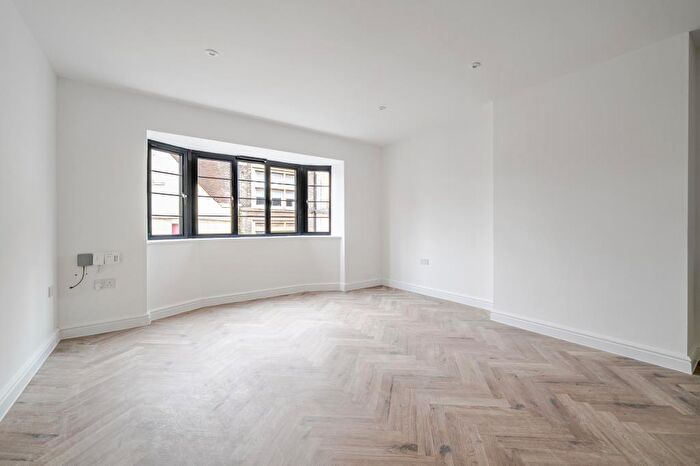 Apartment To Rent In Peascod Street, Windsor, SL4