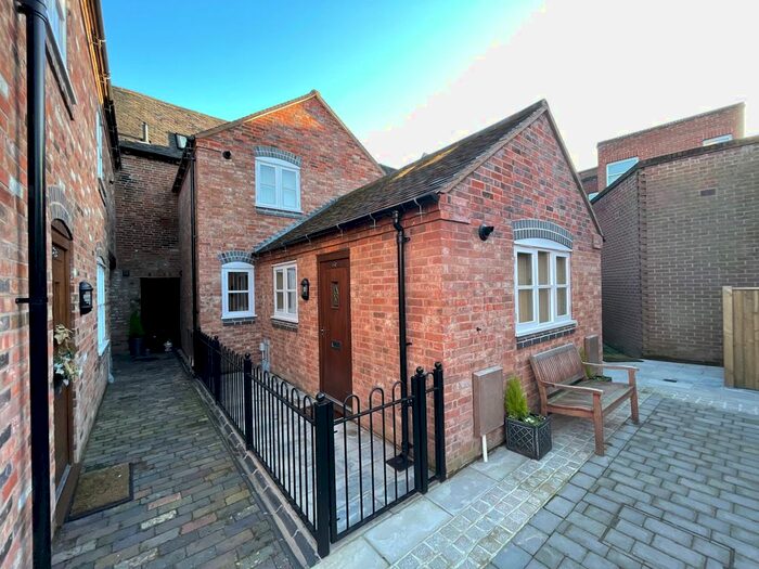 1 Bedroom Flat To Rent In Church Street, Atherstone, CV9