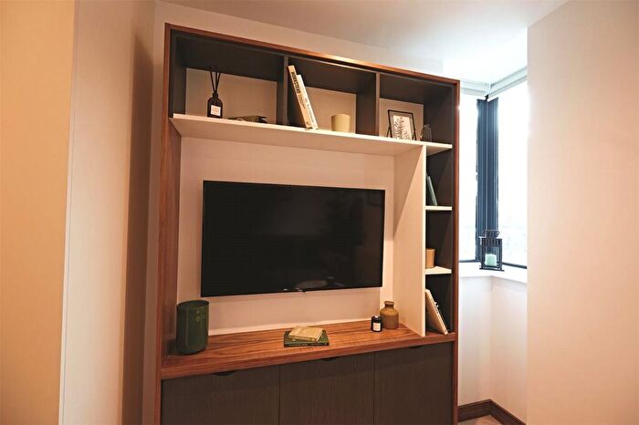 Apartment To Rent In Apt, Live Oasis Merrion Street Gardens #, LS2