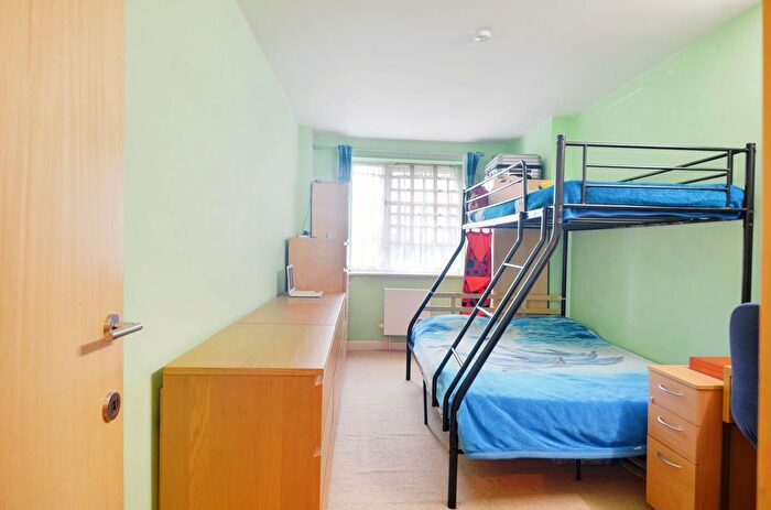 2 Bedroom Flat For Sale In Elmwood Avenue, Feltham, TW13