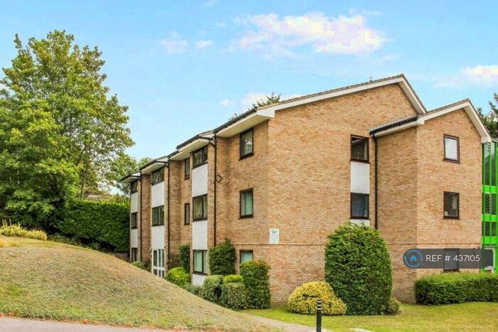 3 Bedroom Flat To Rent In Greencroft, Farnborough, GU14