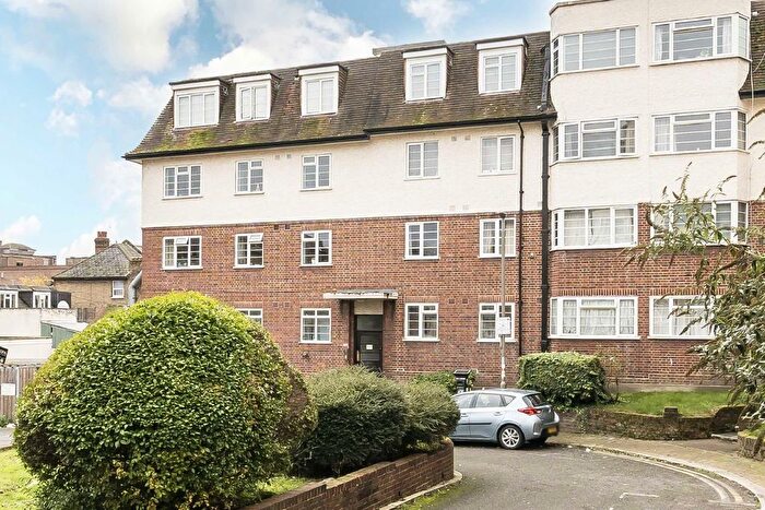3 Bedroom Flat To Rent In Upper Tooting Road, London, SW17