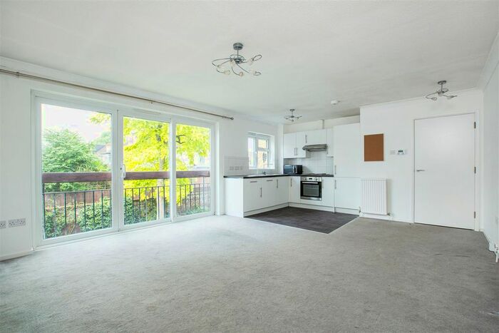 1 Bedroom Flat To Rent In Merricks Court, East Sheen, SW14