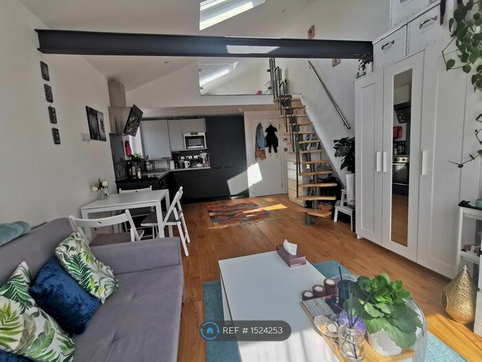 Studio To Rent In Bounds Green Road, London, N22