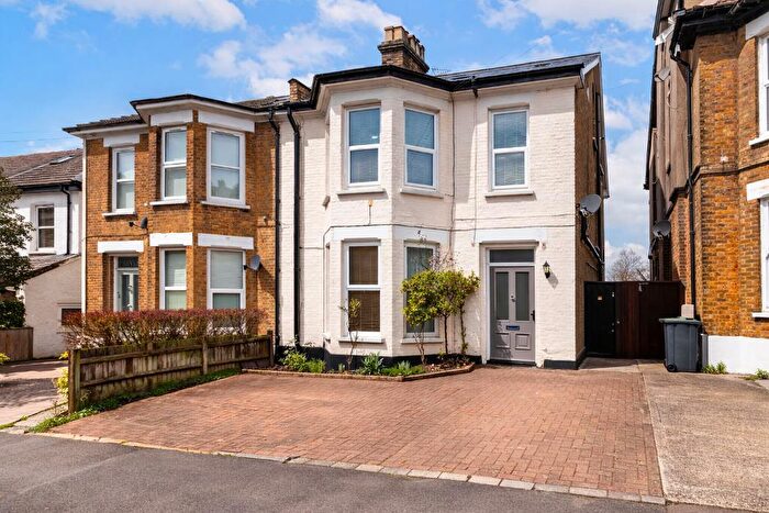 2 Bedroom Maisonette For Sale In Lismore Road, South Croydon, Surrey, CR2