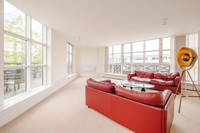 2 Bedroom Flat To Rent In Rosebery Avenue, London, EC1R