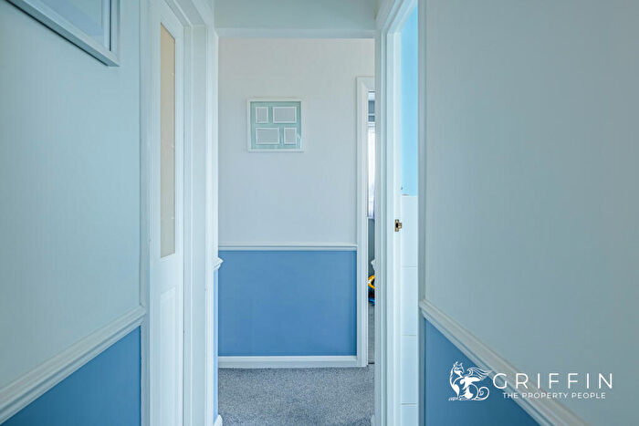 2 Bedroom Maisonette For Sale In West Road, South Ockendon, RM15