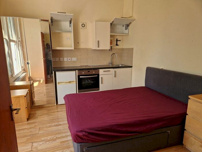 Studio To Rent In Angell Road, London, SW9