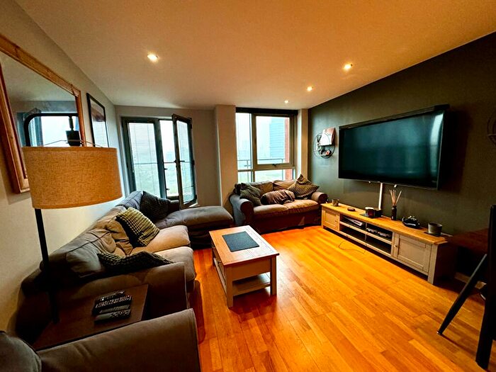 2 Bedroom Flat To Rent In Gotts Road, Leeds, West Yorkshire, LS12