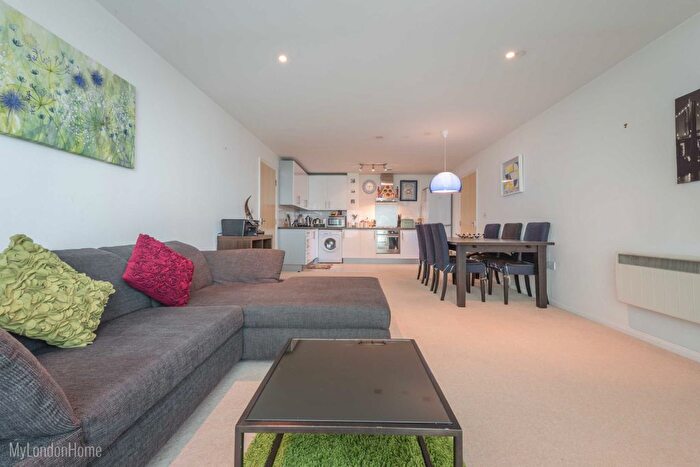 2 Bedroom Flat To Rent In Admiral House, St George Wharf, Vauxhall, London, SW8