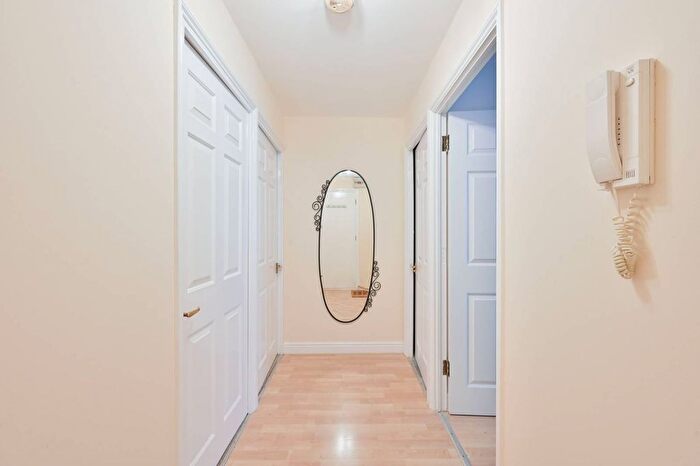 2 Bedroom Flat To Rent In Harlinger Street, Woolwich, London, SE18