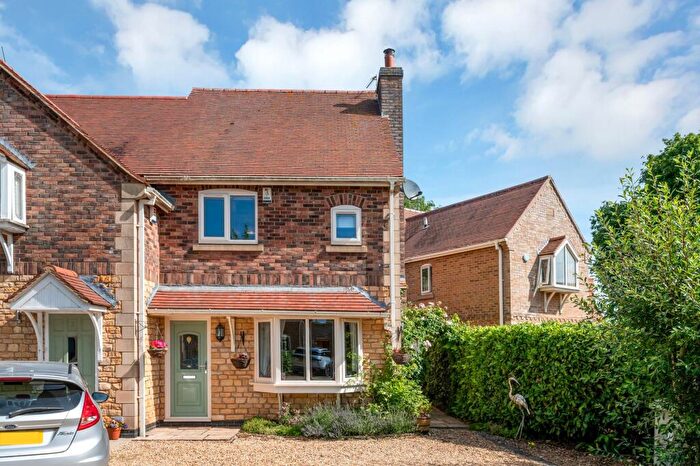 3 Bedroom Semi-Detached House For Sale In Willow Close, Whissendine, LE15