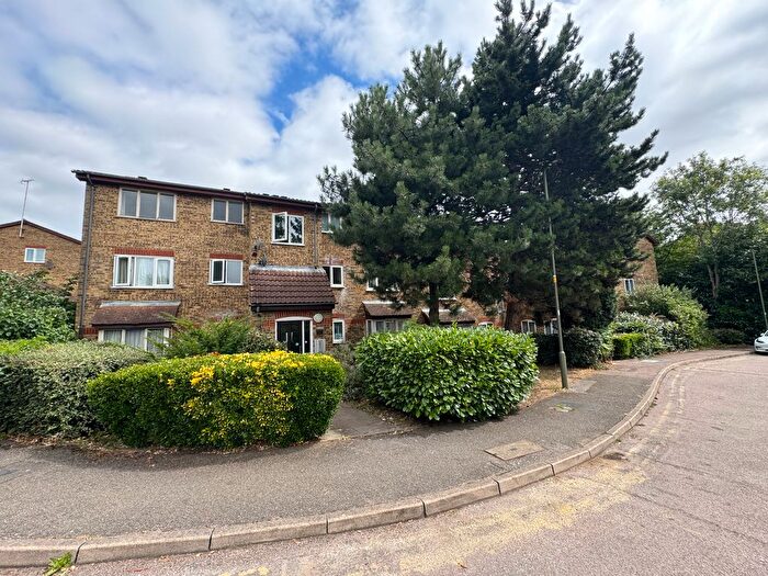 2 Bedroom Flat To Rent In Laburnum Close, London, N11