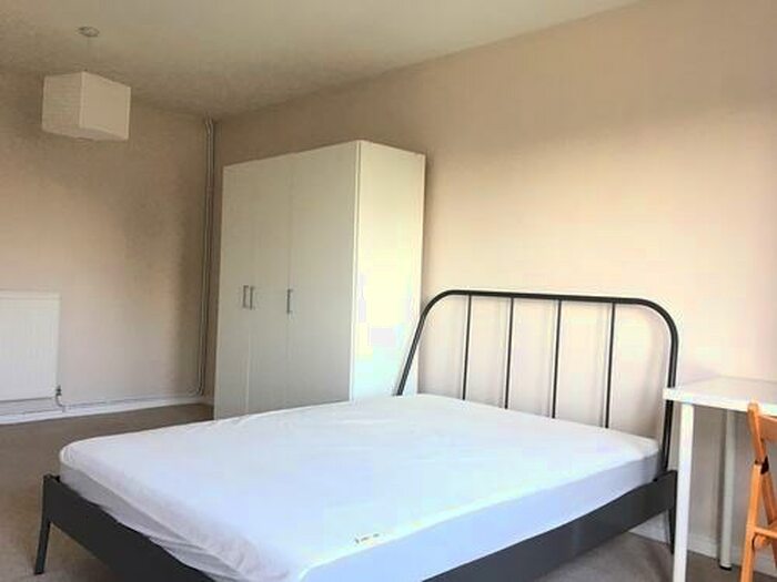 2 Bedroom Flat To Rent In Bradley Close, Islington, London, N7