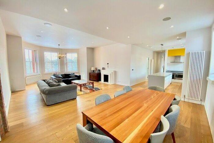 3 Bedroom Flat To Rent In Bartholomew House, Woodford Green, IG8