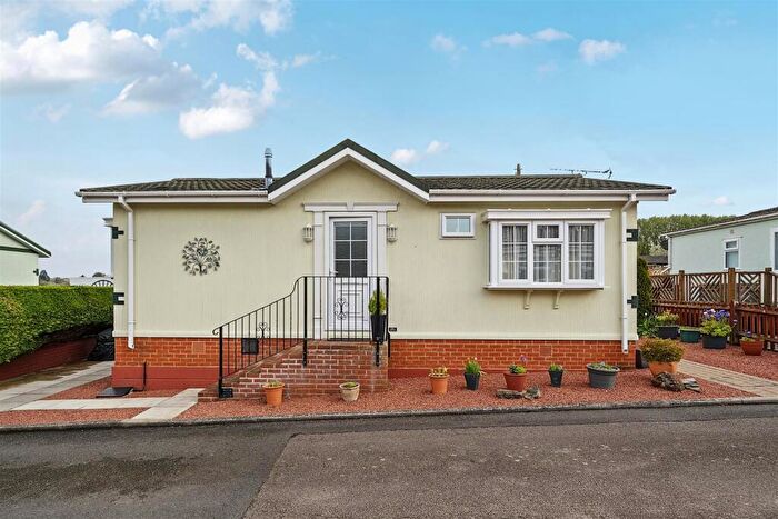 2 Bedroom Park Home For Sale In Lower Road, East Farleigh, ME15