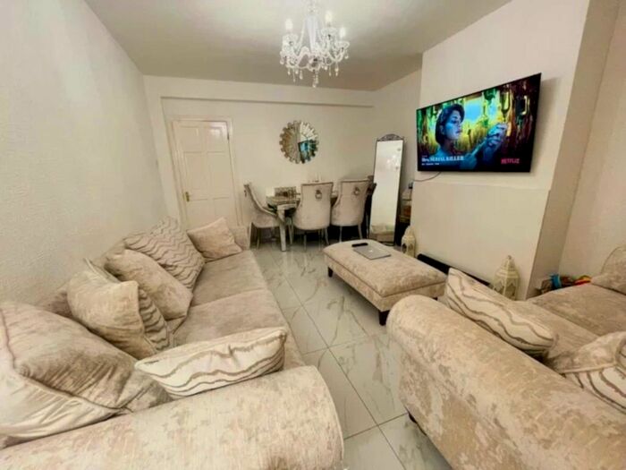 2 Bedroom Flat To Rent In Broughton Court, West Ealing, W13