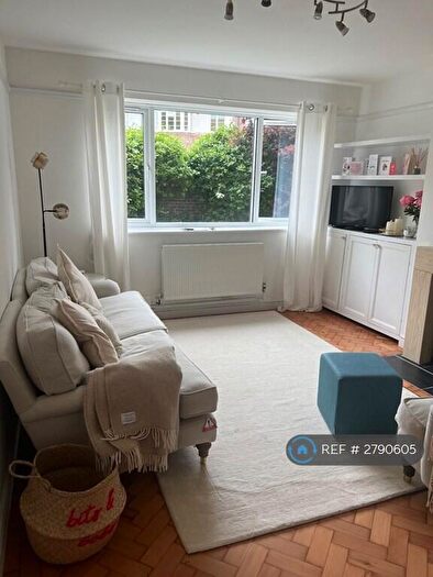2 Bedroom Flat To Rent In Park Court, London, SW12