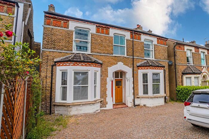 3 Bedroom Maisonette For Sale In Croydon Road, Anerley, London, SE20