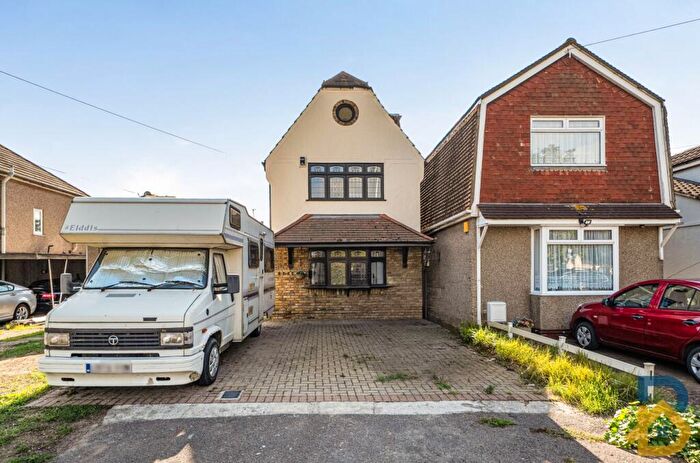 4 Bedroom Detached House For Sale In Upminster Road North, Rainham, RM13
