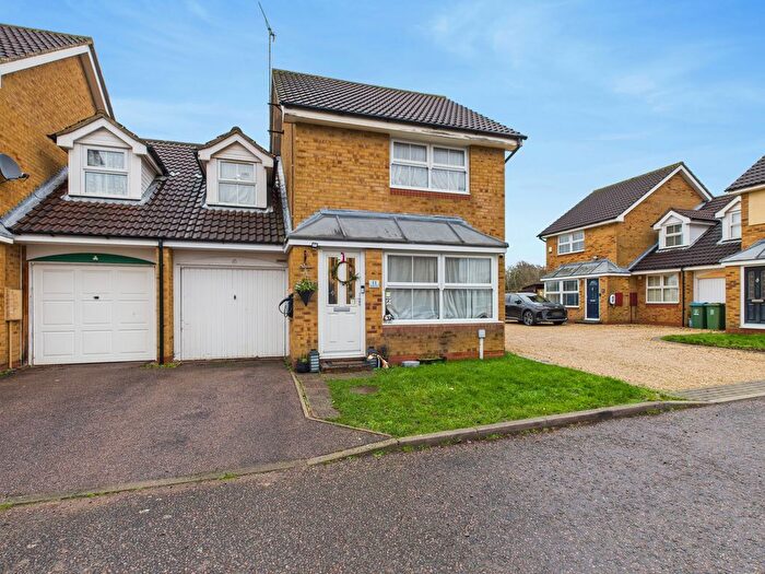 3 Bedroom End Terrace House For Sale In Puffin Way, Aylesbury, Buckinghamshire, HP19