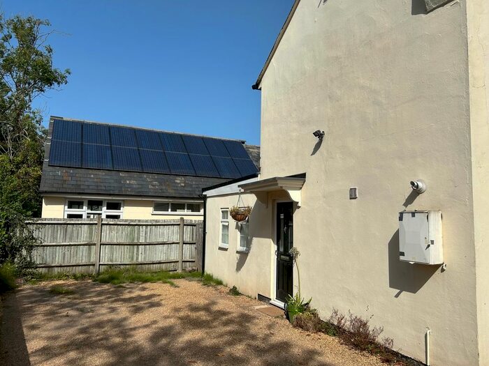 2 Bedroom Flat To Rent In The Street, West Horsley, KT24