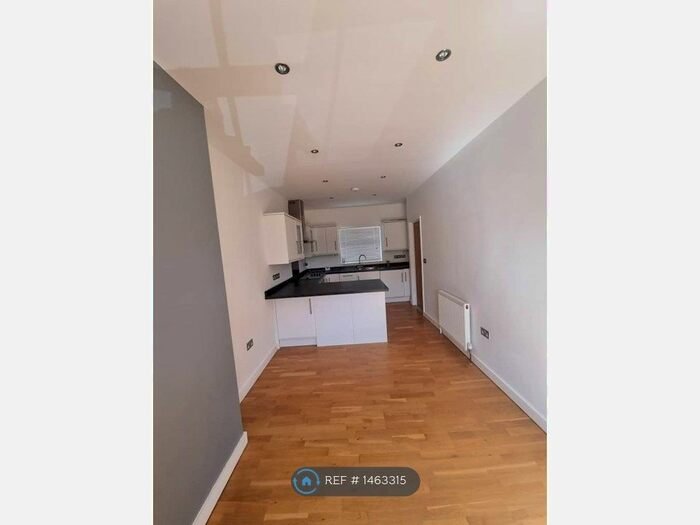 2 Bedroom Flat To Rent In Chertsey, Surrey, KT16