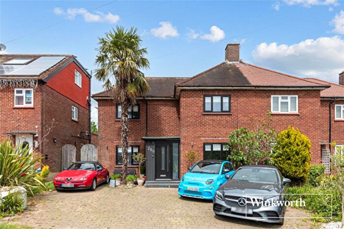 4 Bedroom Semi-Detached House For Sale In Mays Lane, Barnet, EN5