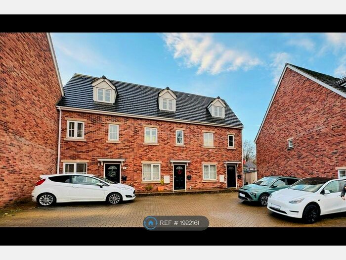 3 Bedroom End Of Terrace House To Rent In Weston Court, Bristol, BS11