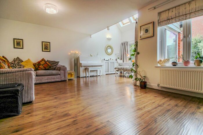 4 Bedroom Semi-Detached House To Rent In Holmesdale Avenue, Redhill, RH1