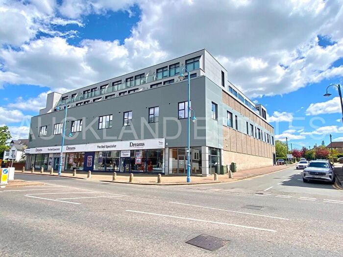 2 Bedroom Apartment To Rent In Darkes Lane, Potters Bar, EN6