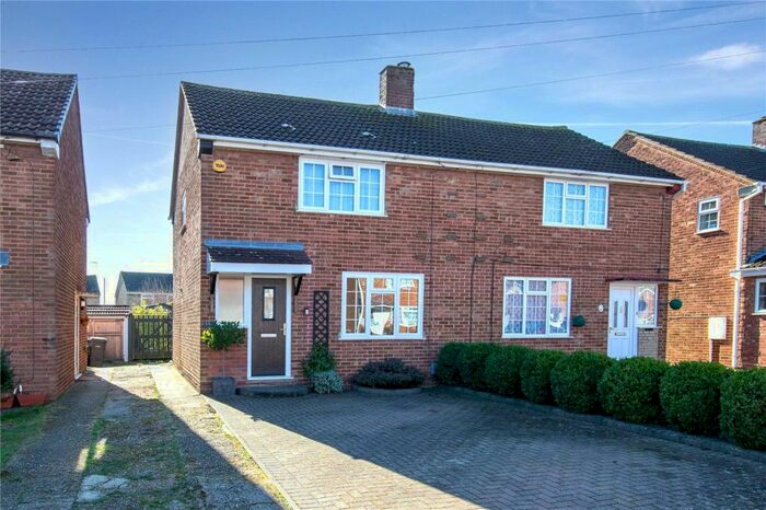 3 Bedroom Semi-Detached House To Rent In Eastfield Close, Luton, Bedfordshire, LU2