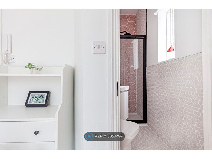 Studio To Rent In Kensington Gardens Square, London, W2