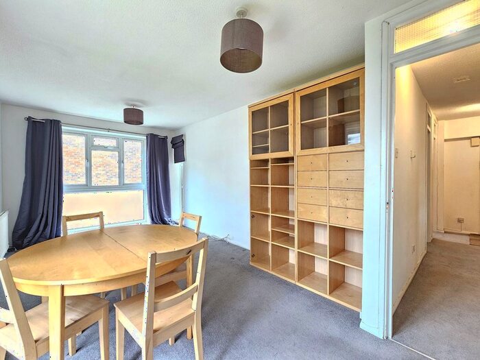 2 Bedroom Flat To Rent In Diploma Avenue, East Finchley, N2