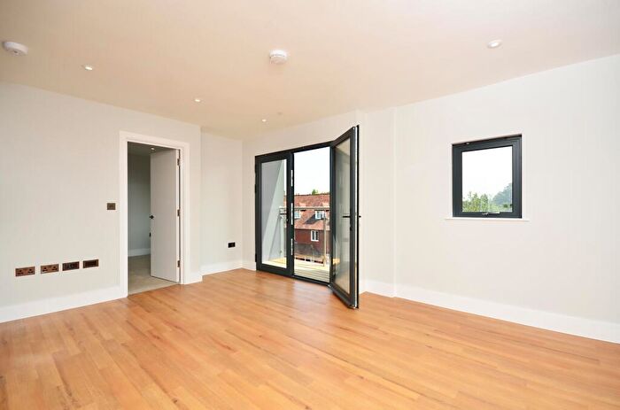 1 Bedroom Flat For Sale In Magna West, Lavender Park Road, West Byfleet, Surrey, KT14