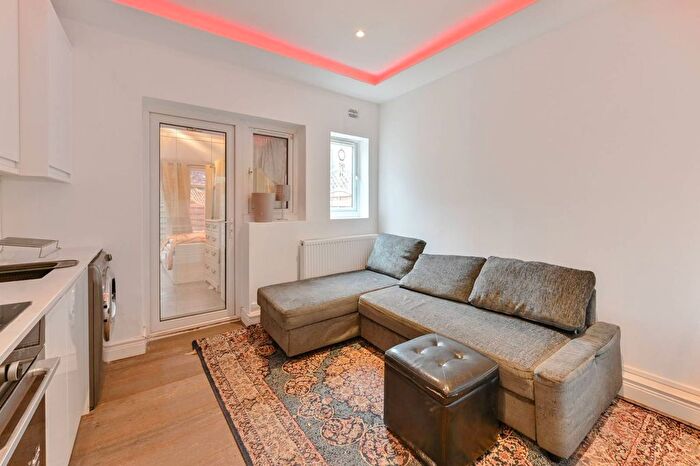 1 Bedroom Flat For Sale In Bryony Road, Shepherd's Bush, London, W12