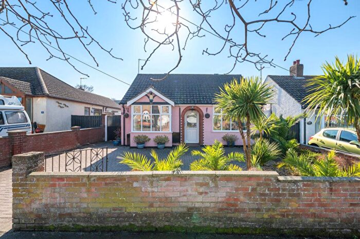 2 Bedroom Detached Bungalow For Sale In Grand Avenue, Pakefield, NR33