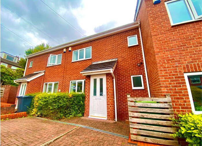 4 Bedroom Property To Rent In Woodhall Drive, Leeds, LS5