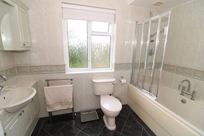 4 Bedroom Detached House For Sale In Broadoaks Way, Bromley, BR2