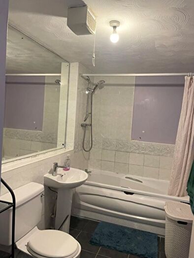 2 Bedroom Flat To Rent In Hall Lane, Manchester, M23