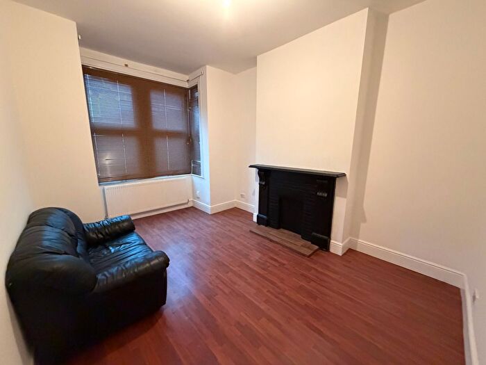 2 Bedroom Property For Sale In Queens Road, London, N11