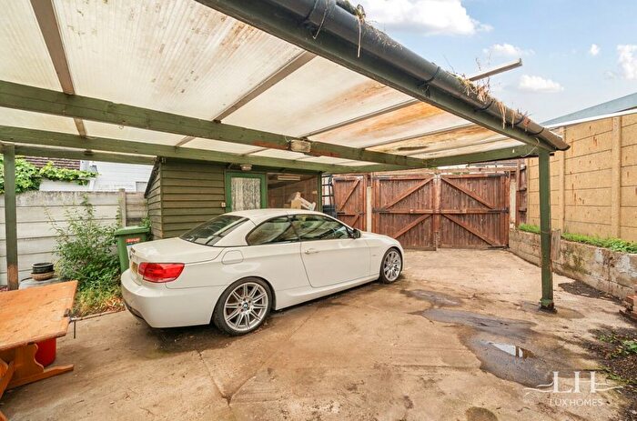 3 Bedroom Semi-Detached House For Sale In Aintree Grove, Upminster, RM14