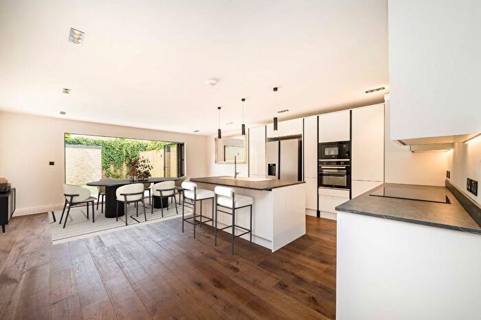 3 Bedroom Flat To Rent In Avondale Park Gardens, Notting Hill, W11