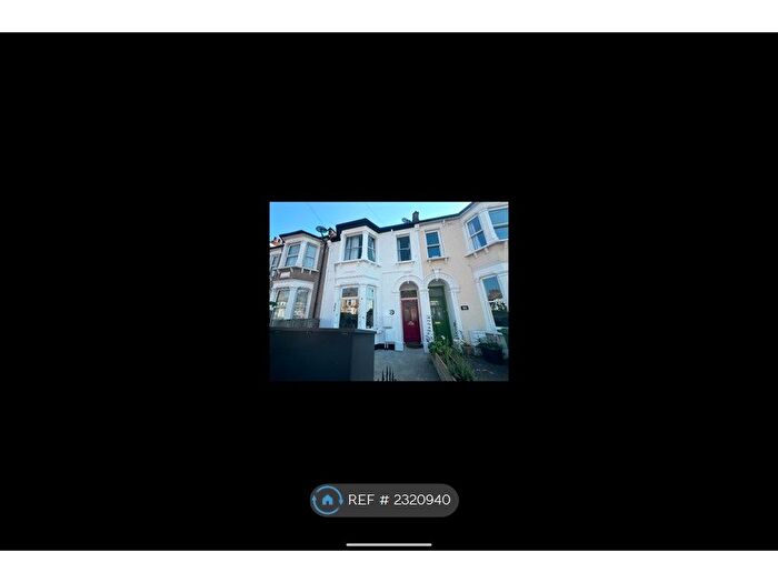 2 Bedroom Flat To Rent In Honley Road, Catford, SE6