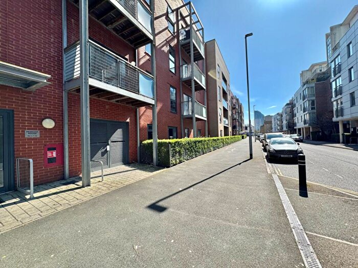1 Bedroom Flat To Rent In Pennant House, Cross Street, PO1